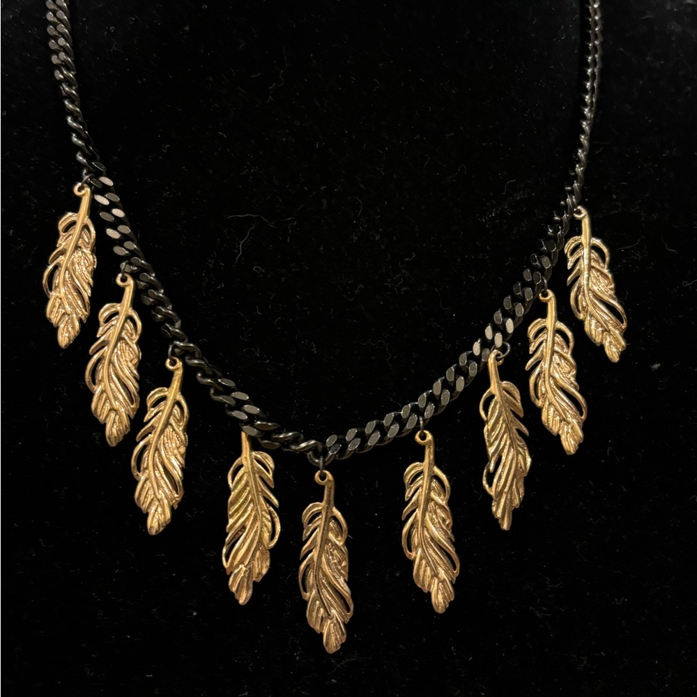 🦄🦄 Stella & Dot Gold Tone Hanging Leaves Choker on dark metal chain